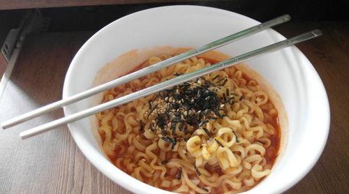 奇怪泡面带你吃瓜,跟随奇怪泡面吃瓜之旅，揭秘娱乐圈幕后故事