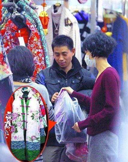 喜欢买地摊货的明星,揭秘热衷于淘地摊货的时尚达人